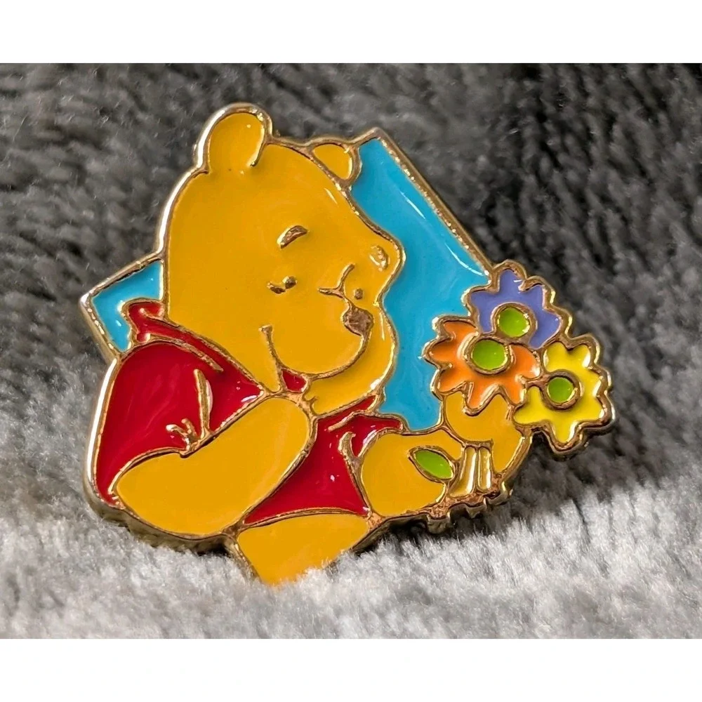 Disney Trading Pin Winnie the Pooh with Flowers Bouquet ©‎ Disney Parks